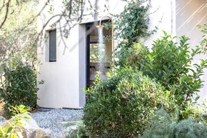 Property grounds - Contemporary sea-view villa with large infinity pool and walking distance to the beach (Zonza)
