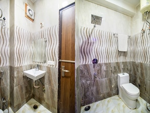 Shower, towels, soap, shampoo - HOTEL SR PALACE NEAR IGI DELHI AIPRORT (New Delhi)