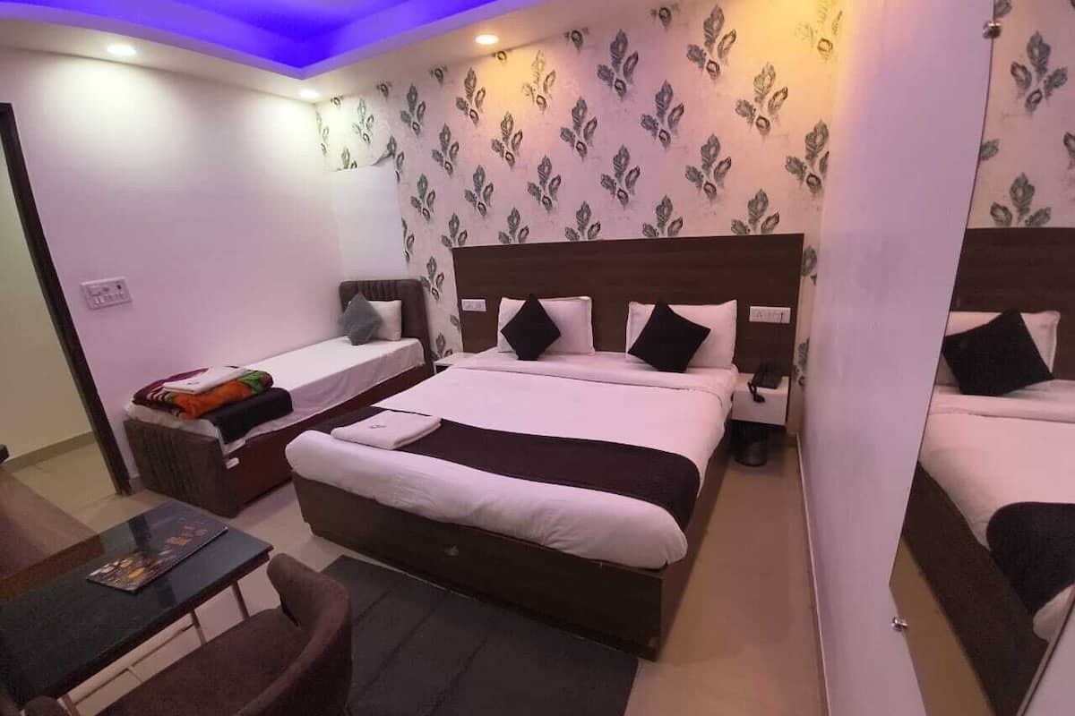 Family Triple Room | Desk, laptop workspace, free WiFi