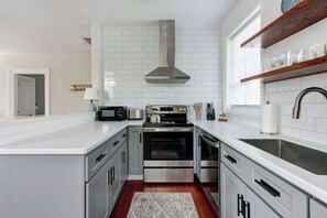 Fridge, microwave, oven, stovetop - Liberty Heights, Near Chippewa, Steeple Views! (Savannah)