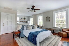 1 bedroom, iron/ironing board, WiFi, bed sheets - Liberty Heights, Near Chippewa, Steeple Views! (Savannah)