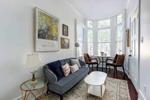 TV, offices - The Timekeeper’s Nook, Historic | Quiet (Savannah)