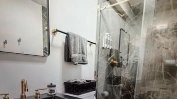 Douche, sĂšche-cheveux, serviettes fournies, savon