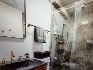 Douche, sèche-cheveux, serviettes fournies, savon