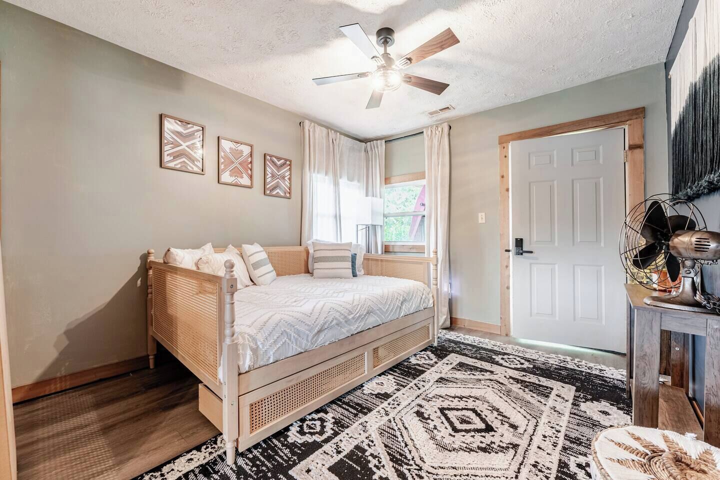 5 chambres, fer et planche à repasser, Wi-Fi, draps fournis