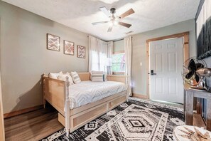 5 chambres, fer et planche à repasser, Wi-Fi, draps fournis