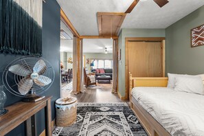 5 bedrooms, iron/ironing board, WiFi, bed sheets