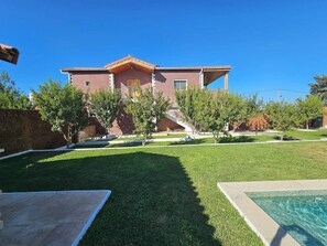 Vila, 5 quartos, para fumantes, piscina particular | Fachada