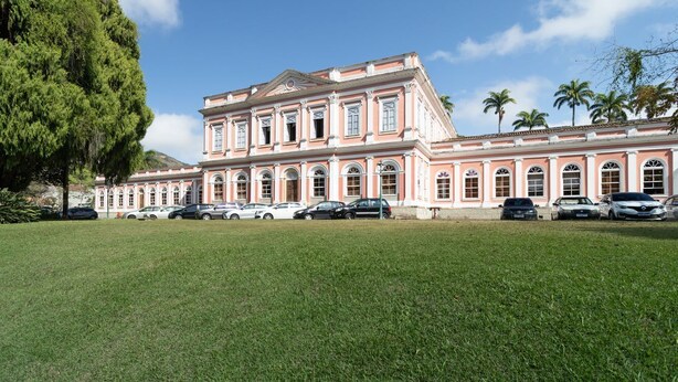 A large, pink building with multiple windows and a central entrance. - Casa p 8 Pessoas c Varanda a 400m Museu Imperial (Petrópolis)