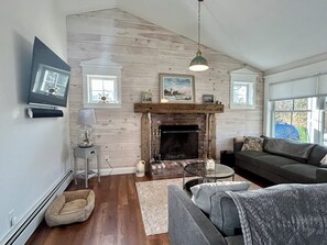 Smart TV - Modern 3 Bedroom Harwich Retreat, Dog-Friendly, 1 mi to Little Pleasant Bay (Harwich)