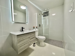 Towels, toilet paper - 5 Mins to Airport Apt 2 | Cozy Studio with 2 Queen Beds (Carolina)