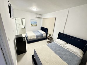 1 bedroom, iron/ironing board, bed sheets - 5 Mins to Airport Apt 2 | Cozy Studio with 2 Queen Beds (Carolina)