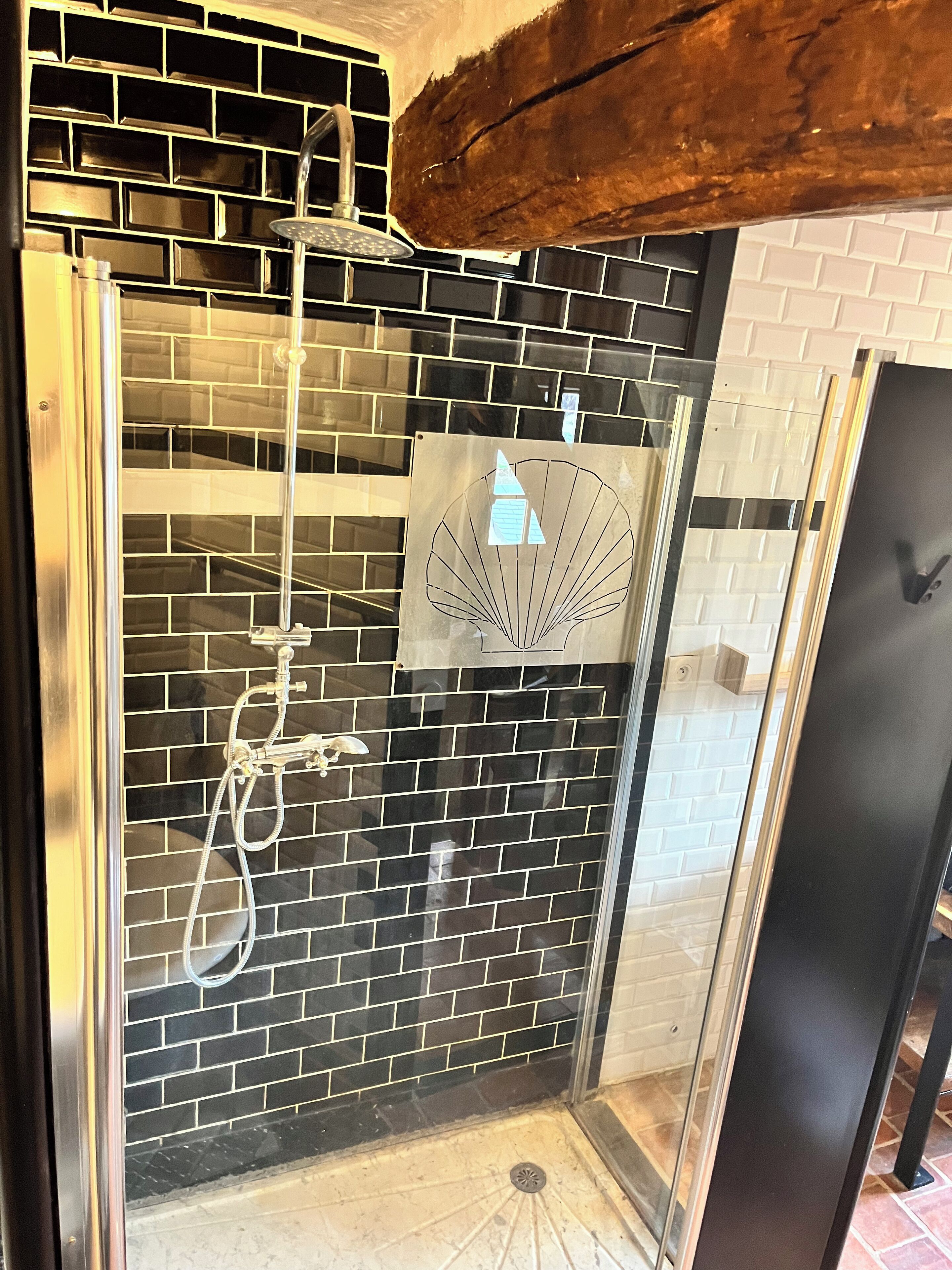 Sèche-cheveux, serviettes fournies, papier toilette