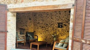 A rustic stone interior with wooden furniture and shutters. - La Pierre du Bonheur" village house for 2 to 8 people (Saint-Denis-d'Anjou)