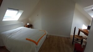A bedroom with a bed, a desk, and a chair. - Typical Breton house between the Gulf of Morbihan and the ocean (Pluneret)