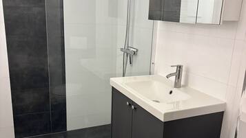 Douche, sĂšche-cheveux, serviettes fournies, savon