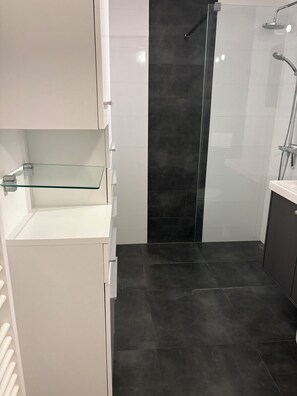 Douche, séchoir à cheveux, serviettes fournies, savon