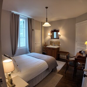 Iron/ironing board, WiFi, bed sheets - Comfortabele en charmante kamer Montravel in de nummer 1 B&B van Ribérac. (Ribérac)