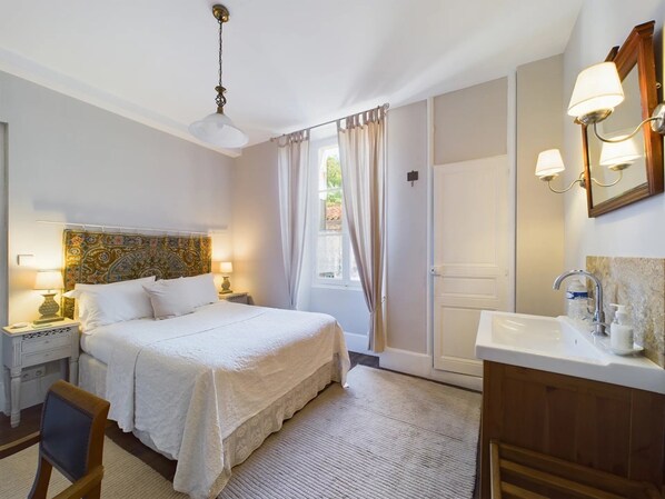 Iron/ironing board, WiFi, bed sheets - Comfortabele en charmante kamer Montravel in de nummer 1 B&B van Ribérac. (Ribérac)