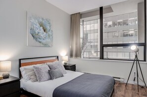 1 habitación, tabla de planchar con plancha, internet y ropa de cama 