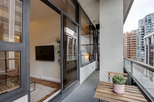 Comfy apartment in the center of downtown Vancouver close to everything!