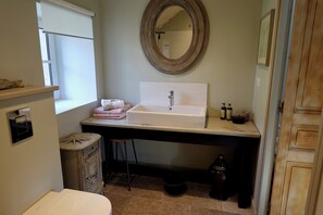 Shower, hair dryer, towels, soap - Kermaria One Bed River View Apartment, by the Bois d’Amour Pont Aven (Pont-Aven)