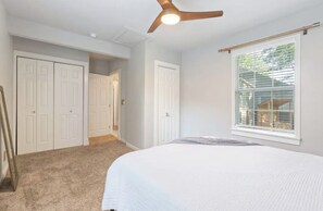 2 bedrooms, iron/ironing board, free WiFi, bed sheets - 2 Bedroom Home-Midtown-Fully-Fenced-5 minutes to Expo (Tulsa)