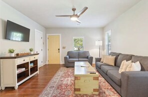 Smart TV - 2 Bedroom Home-Midtown-Fully-Fenced-5 minutes to Expo (Tulsa)