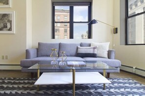TV - New to VRBO!  Awesome location downtown, closeby bars, restaurants + historic sites Walk Anywhere! (Boston)