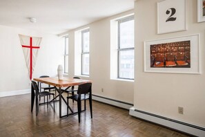 Dining - New to VRBO!  Awesome location downtown, closeby bars, restaurants + historic sites Walk Anywhere! (Boston)