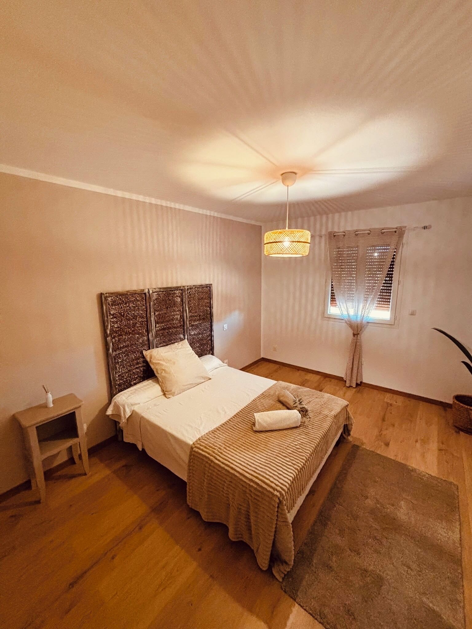 5 bedrooms, iron/ironing board, WiFi, bed sheets