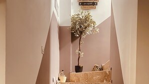 Un escalier avec un pot de fleurs placé sur la plateforme.