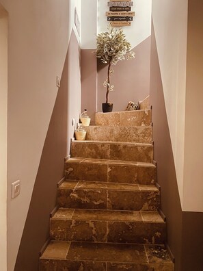 A staircase with a potted plant on the landing. - Charming villa in Provence, calm and relaxation for 10 people (Carpentras)