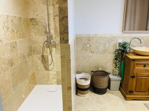 Shower, hair dryer, towels, soap - Charming villa in Provence, calm and relaxation for 10 people (Carpentras)