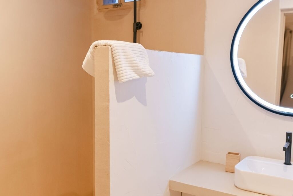 Een douche, handdoeken, toiletpapier