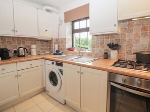 Cookware/dishes/utensils - Win Hill View Cottage (Hope Valley)