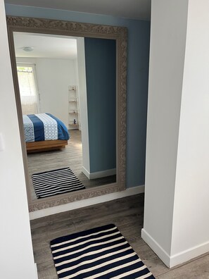 2 bedrooms, iron/ironing board, travel cot, free WiFi - Le Rameau, gite in the heart of the city, terrace, quiet street close to the Old Port. (Pornic)