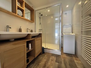 Shower, hair dryer, soap, toilet paper - Le Rameau, gite in the heart of the city, terrace, quiet street close to the Old Port. (Pornic)