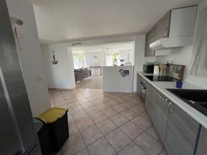 Fridge, microwave, oven, stovetop - Le Rameau, gite in the heart of the city, terrace, quiet street close to the Old Port. (Pornic)