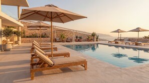 Außenpool (je nach Saison geöffnet), Sonnenschirme, Liegestühle