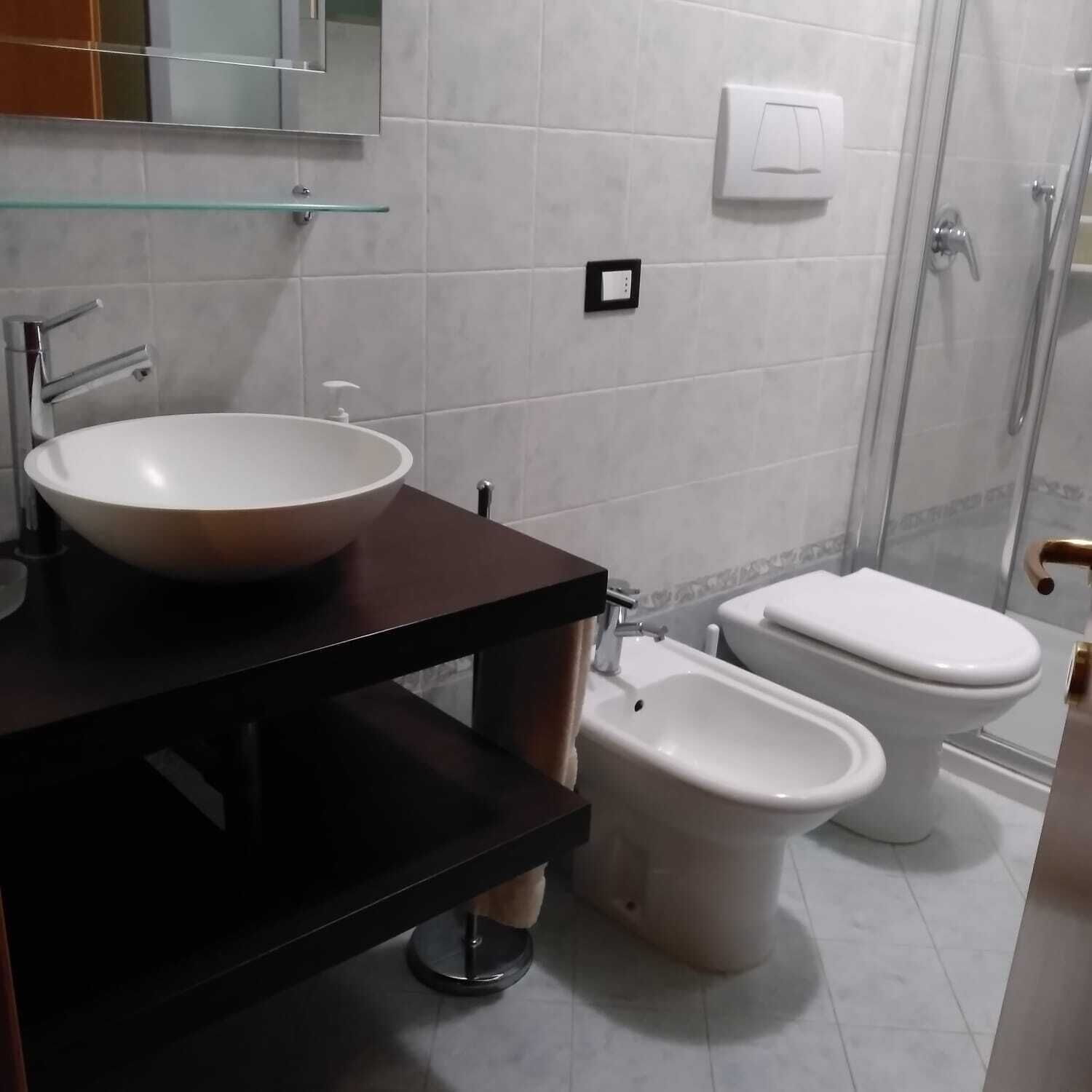 Douche, sèche-cheveux, bidet, serviettes fournies