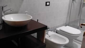 Dusche, Haartrockner, Bidet, Handtücher