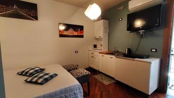 1 habitación, tabla de planchar con plancha, wifi y ropa de cama