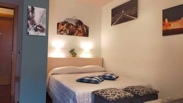 1 dormitorio, tabla de planchar con plancha, wifi y ropa de cama