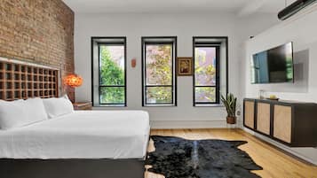 3 bedrooms, desk, iron/ironing board, internet