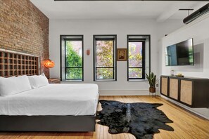 3 bedrooms, desk, iron/ironing board, Internet - Luxe Historic 2BR/1BA Suite Steps from Wilmington Riverwalk (Wilmington)
