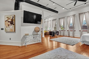 1 bedroom, desk, iron/ironing board, Internet - 1BR/1BA Downtown Suite with Jacuzzi Soaking Tub (Wilmington)
