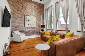 TV - 1BR/1BA Downtown Suite with Jacuzzi Soaking Tub (Wilmington)