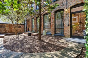 Exterior detail - Luxury Downtown 2BR/2BA Penthouse with Two Suites, Pool Table & Jacuzzi Tub (Wilmington)