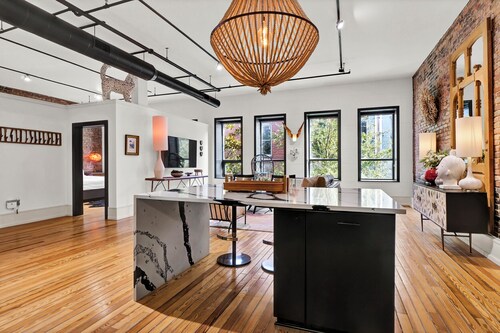 Historic Downtown Wilmington 6BR/4BA Luxury Penthouse | Sleeps 20